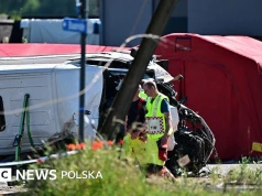 Cztery osoby nie żyją po zderzeniu szkolnego minibusa z pociągiem w Belgii