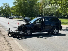 Włączał się do ruchu Toyotą, kierujący motocyklem omijał ciąg pojazdów. Doszło do zderzenia