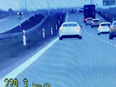 Pędził Maserati 229 km/h. Sąd uchylił mandat, bo policja wypisała go „nieczytelnie”