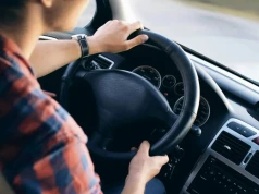 Białym Maserati przekroczył prędkość o ponad 100 km/h. Sąd mandat uchylił, bo... był nieczytelny