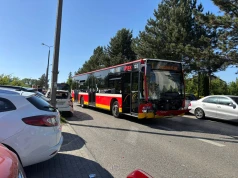 Zderzenie autobusu MZK z samochodem osobowym. Dwie osoby trafiły do szpitala