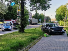 Zderzenie dwóch aut na skrzyżowaniu Zamenhofa i Kunic