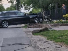 „Gdybym była na skrzyżowaniu 10 sekund wcześniej, straciłabym życie…”. Na ulicy Dworskiej kierowca BMW pędził i ściął słup energetyczny