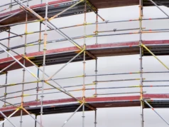 Specjalistyczne rusztowania do zastosowań przemysłowych – jak wybrać właściwego partnera produkcyjnego?