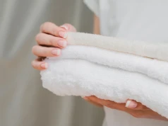 Białe ręczniki zrobiły się szare? Ten dodatek do prania wraca do łask po latach