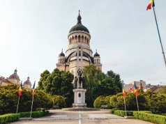Spędź wakacje w jednym z najbardziej nieodkrytych krajów Europy 😮 Loty PLL LOT już od 356 PLN