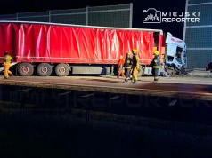 Groźne zderzenie na A2! Ciężarówka wjechała w autokar, przebiła barierki i wylądowała na sąsiednim pasie w ekranach dźwiękochłonnych