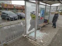 MPK Wrocław grzmi: wandale demolują przystanki, a szkło może zranić pasażerów