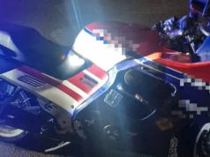 Uciekał przed policją motocyklem bez tablic. Nie miał uprawnień