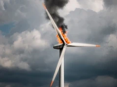 Płonąca turbina zablokowała autostradę. Strażacy byli bezradni