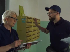 Czy ZUS zlikwiduje piękną tradycję? Listonosze nie będą roznosić rent i emerytur?