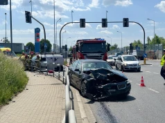 Groźnie wyglądające zdarzenie na skrzyżowaniu. Samochód dostawczy zderzył się z osobówką