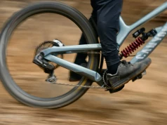 Mały element przy korbie, który ma uciszyć rower. Przyznam, że taka technika w MTB mnie przekonuje
