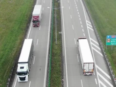 Autostrada A4 z trzecim pasem. Jest zielone światło