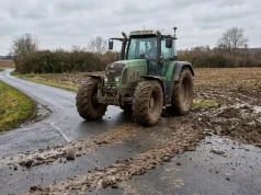 Błoto po ciągniku wywołało burzę w sieci. Jedni każą sprzątać, inni bronią rolnika