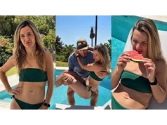 Odziana w bikini Joanna Koroniewska pałaszuje arbuza nad basenem swojej hiszpańskiej willi. Taka to pożyje? (FOTO)