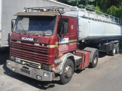 Niegdyś piękny ciągnik, dziś weteran jeżdżący tylko po placu – Scania 142 z Płocka