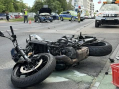 Ona skręcała, on wyprzedzał na podwójnej ciągłej. Wypadek z motocyklem na Mokotowie