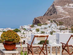 Zapomnij o zatłoczonych kurortach. Ta wyspa bije na głowę Santorini