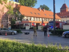Czołowe zderzenie osobówki z motocyklem na Alei Niepodległości