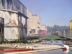 Duży pożar hali produkcyjnej w Obornikach. Alert RCB i ponad 100 strażaków w akcji