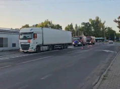Wyciek z naczepy ciężarówki na ulicy Chopina. Są utrudnienia w ruchu