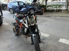 Motocyklista zderzył się z autem i uciekł pieszo z miejsca zdarzenia