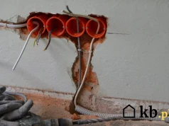 Kuli ścianę w wielkiej płycie pod nowe kable. Sąsiad od razu wezwał administrację