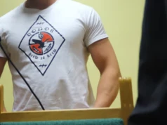 Były żołnierz uniewinniony w głośnej sprawie przyszedł do sądu w takiej koszulce. Ekspert mówi o skandalu