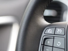 Legalny antyradar ukryty przy kierownicy? Ten przycisk może być twoim wybawieniem