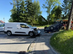 Poważnie wyglądająca kraksa w Jaworzu na ul. Słonecznej. Jeden z pojazdów dachował
