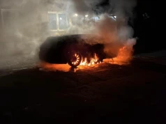 Ogień strawił auto na postoju. Strażacy walczyli z żywiołem pod osłoną nocy