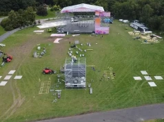 Koncert w parku lub na stadionie – jak chronić trawnik przed koleinami i grzęźnięciem pojazdów?