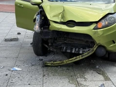 Ford wjechał na chodnik i staranował słupki