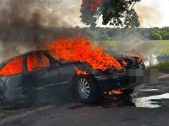 Mercedes płonął w rowie, a bosy mężczyzna próbował go gasić. Po chwili uciekł