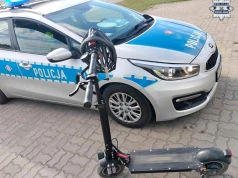 Nie miał kasku, upadł na jezdnię. 10-latek ranny po groźnym wypadku w Bierach