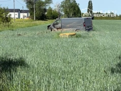 Zderzenie Volkswagena z Renault. Auto wypadło w pole. Jedna osoba trafiła do szpitala