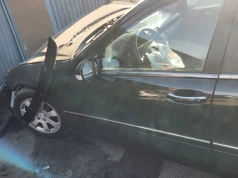 Kupił Mercedesa i godzinę później wjechał w garaże