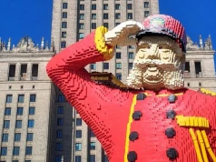 Gigantyczna instalacja przed Pałacem Kultury i Nauki. Lego przejmuje centrum Warszawy