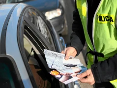 Pan Andrzej donosił regularnie na kierowców, aż policja zrobiła mu psikusa. Teraz grozi mu areszt