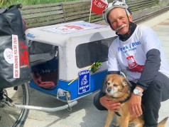 Okrąża Polskę z psem w przyczepce. Emeryt z Legnicy ma w tym swój ważny cel