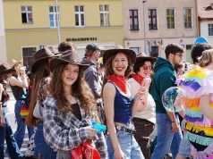 Barwny korowód studentów przeszedł przez Olsztyn. Za nami parada wydziałów. Przyszedł czas na koncerty