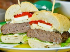 Znudziły ci się kotlety mielone? Spróbuj siekanego burgera po polsku!