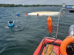 Na zbiorniku Dziećkowice wywrócił się jacht. Ratownicy WOPR wyciągnęli z wody sześć osób