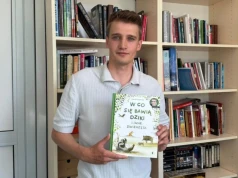 Literacki debiut Dawida Popończyka. Dziś premiera książki „W co się bawią dziki i inne zwierzęta”