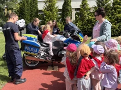 Policjanci i uczniowie uczyli przedszkolaków zasad ruchu drogowego