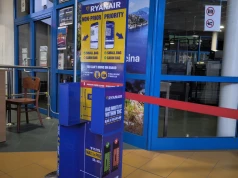 Ryanair znów nie ma litości i drobiazgowo sprawdza bagaże podręczne. Sypią się kary