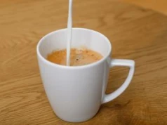Dolewasz mleko do kawy? To może szkodzić jelitom