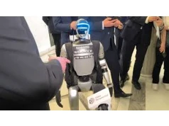 Edward Warchocki wykorzystywany do szpiegowania? Chiński robot wpuszczony do polskiego parlamentu robota z potencjalnie wgranym wrogiem oprogramowaniem