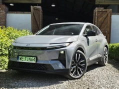 Toyota C-HR+ już na polskich drogach. Może mieć 343 KM i napęd AWD